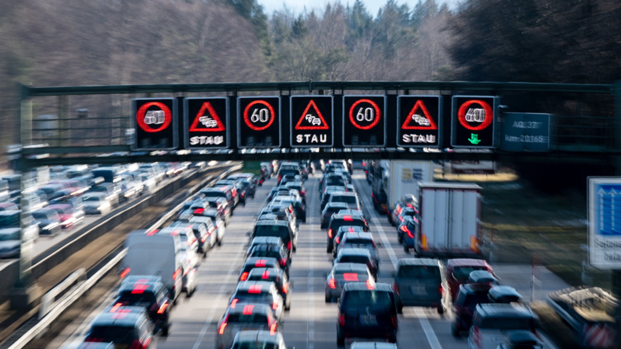 Autos stauen sich auf einer Autobahn (Symbolbild)