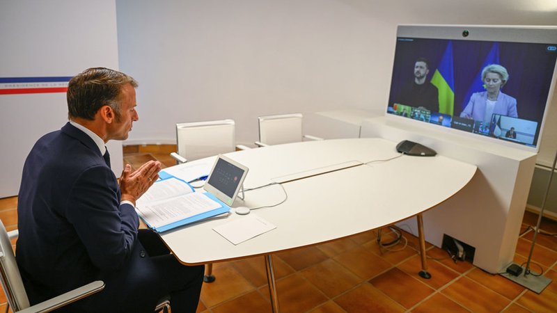 17.08.2025, Frankreich, Bormes-les-Mimosas: Der französische Präsident Emmanuel Macron nimmt an einer Videokonferenz mit der EU-Kommissarin Ursula von der Leyen und dem ukrainischen Präsidenten Wolodymyr Selenskyj im Rahmen der sogenannten "Koalition der Willigen", im Fort de Bregancon teil. | Bild: dpa-Bildfunk/Philippe Magoni 17.08.2025, Frankreich, Bormes-les-Mimosas: Der französische Präsident Emmanuel Macron nimmt an einer Videokonferenz mit der EU-Kommissarin Ursula von der Leyen und dem ukrainischen Präsidenten Wolodymyr Selenskyj im Rahmen der sogenannten "Koalition der Willigen", im Fort de Bregancon teil.