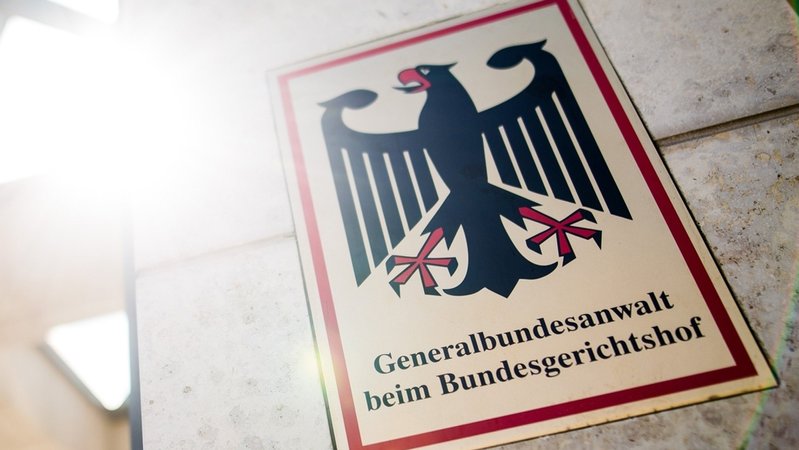"Generalbundesanwalt beim Bundesgerichtshof" steht auf einem Schild am Eingang zum Gebäude der Bundesanwaltschaft. | Bild: dpa-Bildfunk/Christoph Schmidt "Generalbundesanwalt beim Bundesgerichtshof" steht auf einem Schild am Eingang zum Gebäude der Bundesanwaltschaft.