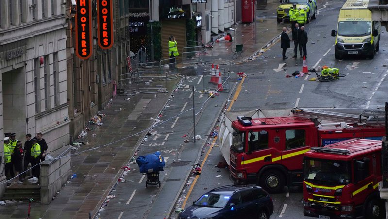 Meisterfeier in Liverpool: Auto fährt in Menschenmenge | Bild: dpa-Bildfunk/Jon Super Meisterfeier in Liverpool: Auto fährt in Menschenmenge