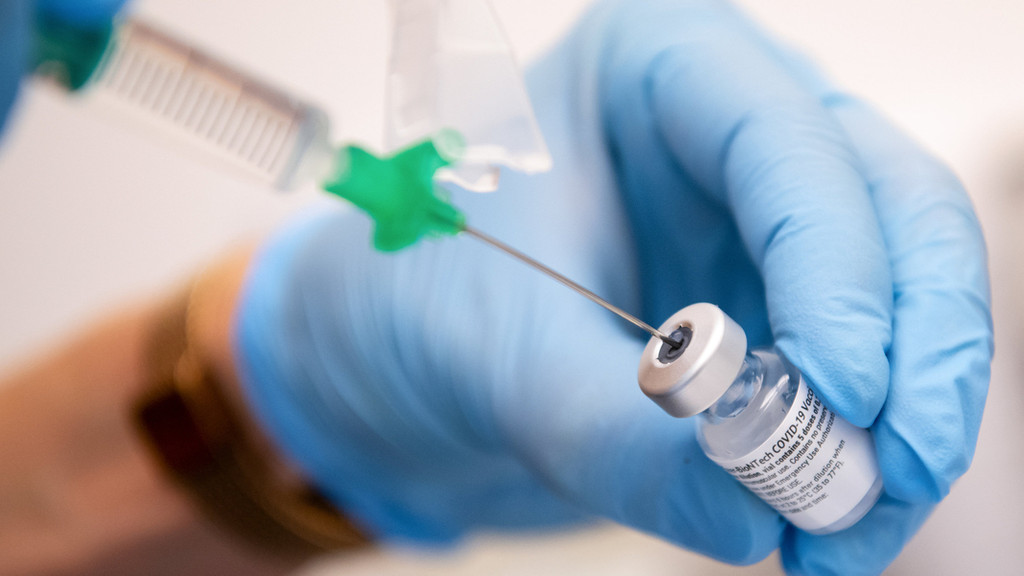 Medizinisches Personal zieht Spritze für eine Impfung gegen das Coronavirus auf (Symbolbild)
