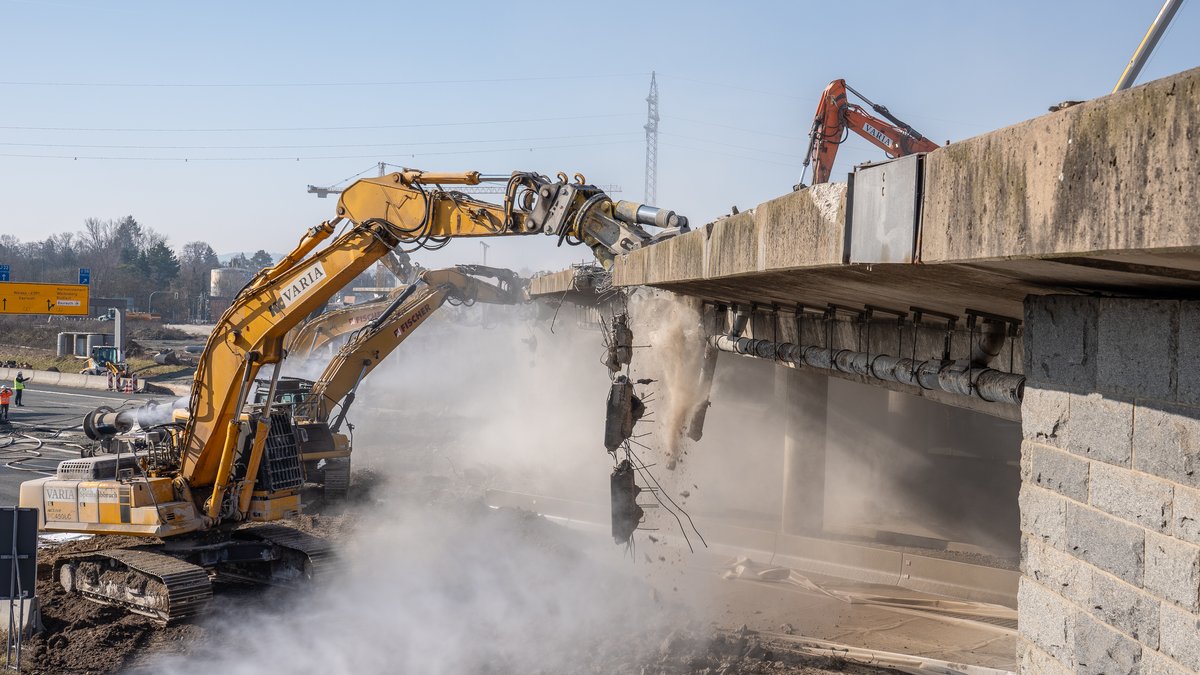 Bagger reißen an der A9 die Hochbrücke bei Bayreuth ab.