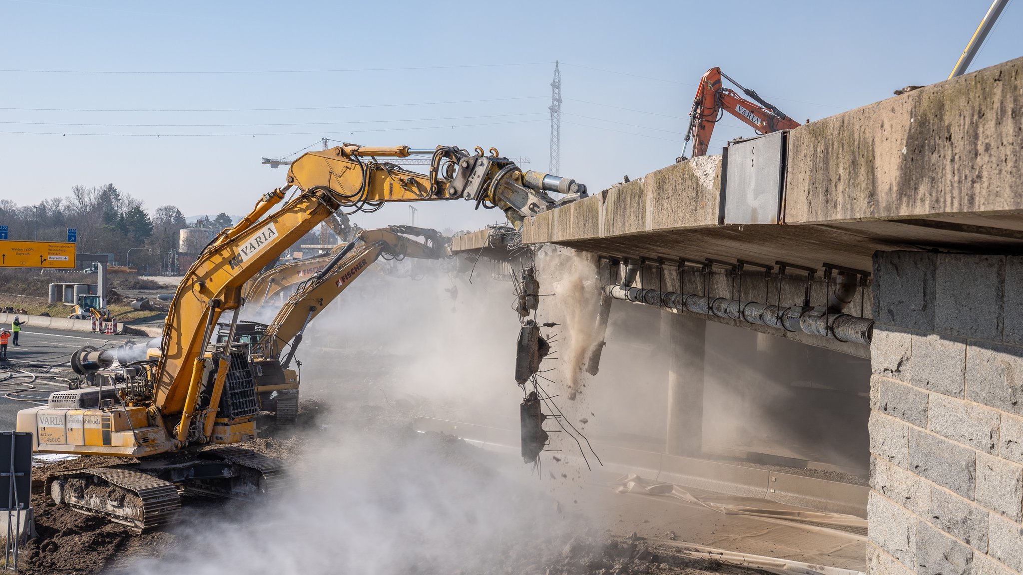 Bagger reißen an der A9 die Hochbrücke bei Bayreuth ab. | Bild: NEWS5 / Ferdinand Merzbach Bagger reißen an der A9 die Hochbrücke bei Bayreuth ab.