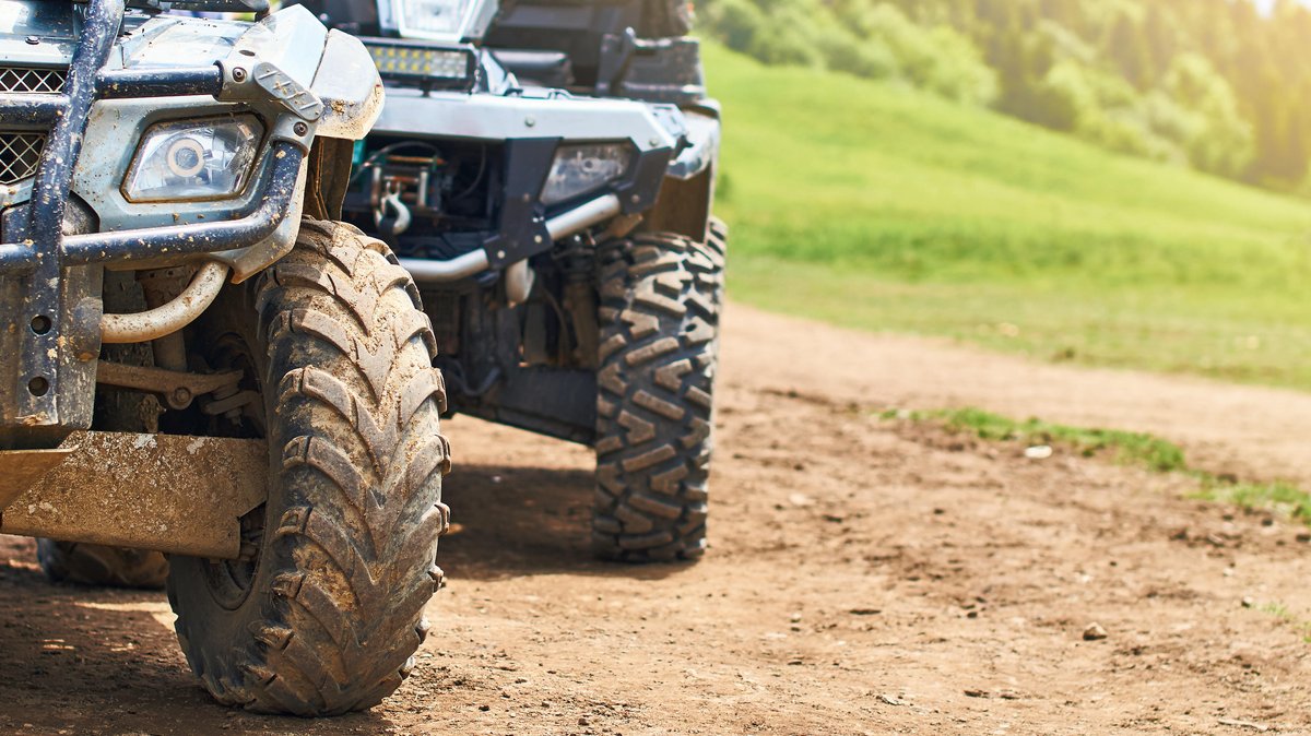 Ein Quad steht mit dreckigen Reifen auf einem Feldweg. (Symbolbild)