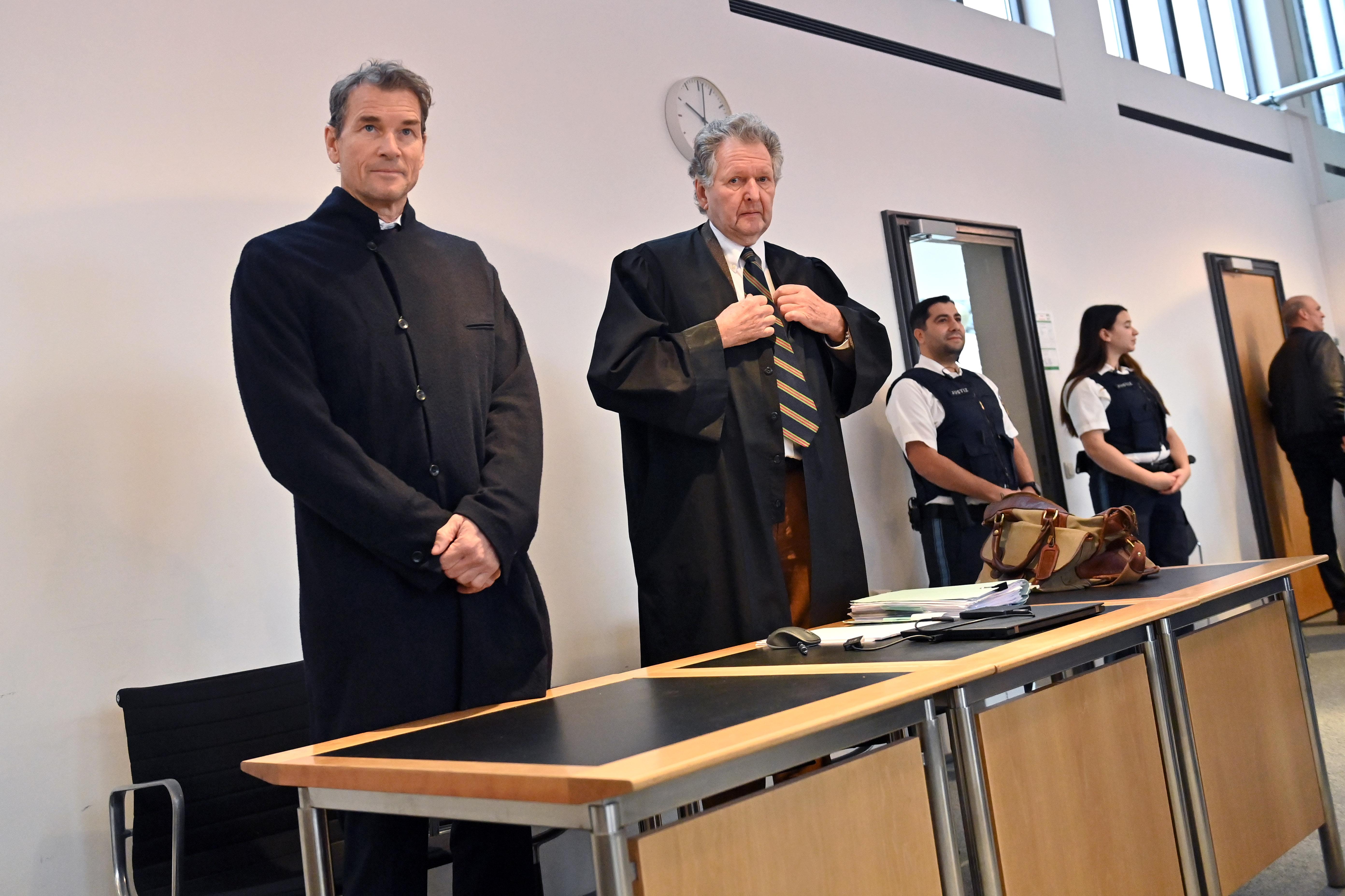 Jens Lehmann mit seinem Verteidiger Christoph Rückel beim Strafverfahren wegen Sachbeschädigung und Hausfriedensbruch vor dem Amtsgericht Starnberg am 22.12.2023. 