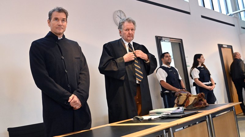 Jens Lehmann mit seinem Verteidiger Christoph Rückel beim Strafverfahren wegen Sachbeschädigung und Hausfriedensbruch vor dem Amtsgericht Starnberg am 22.12.2023. | Bild: picture alliance / SVEN SIMON | Frank Hoermann / SVEN SIMON Jens Lehmann mit seinem Verteidiger Christoph Rückel beim Strafverfahren wegen Sachbeschädigung und Hausfriedensbruch vor dem Amtsgericht Starnberg am 22.12.2023.