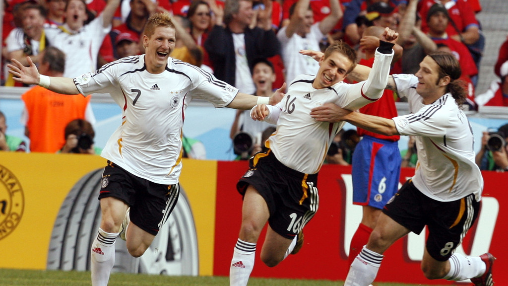 Philipp Lahm (Mi.) bejubelt mit Bastian Schweinsteiger und Torsten Frings seinen 1:0-Führungstreffer im WM-Eröffnungsspiel 2006 gegen Costa Rica