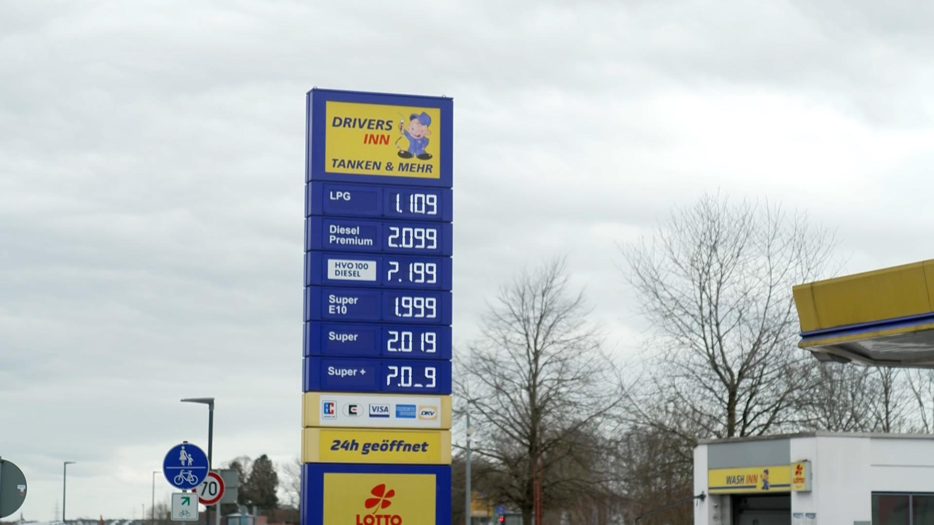 Die Koalition plant mehrere Maßnahmen: Tankstellen sollen Preise nur einmal täglich erhöhen dürfen. 