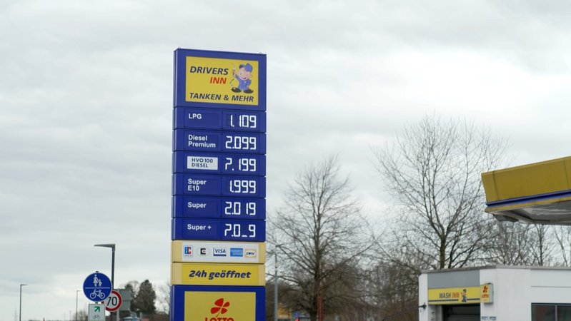 Die Koalition plant mehrere Maßnahmen: Tankstellen sollen Preise nur einmal täglich erhöhen dürfen. | Bild: Bayerischer Rundfunk 2026 Die Koalition plant mehrere Maßnahmen: Tankstellen sollen Preise nur einmal täglich erhöhen dürfen.