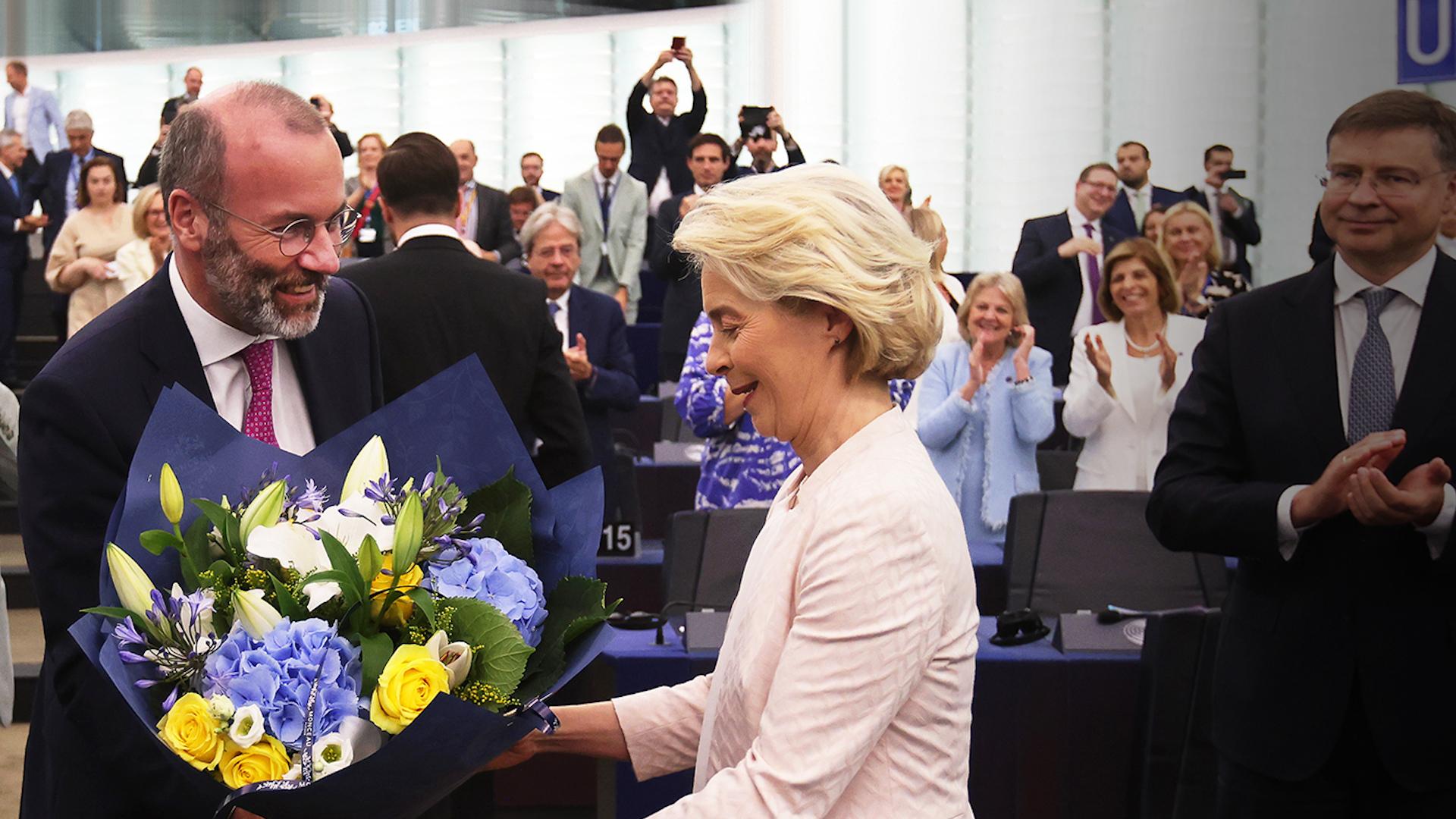 EVP-Chef Manfred Weber gratuliert Ursula von der Leyen mit einem Blumenstrauß zur Wiederwahl