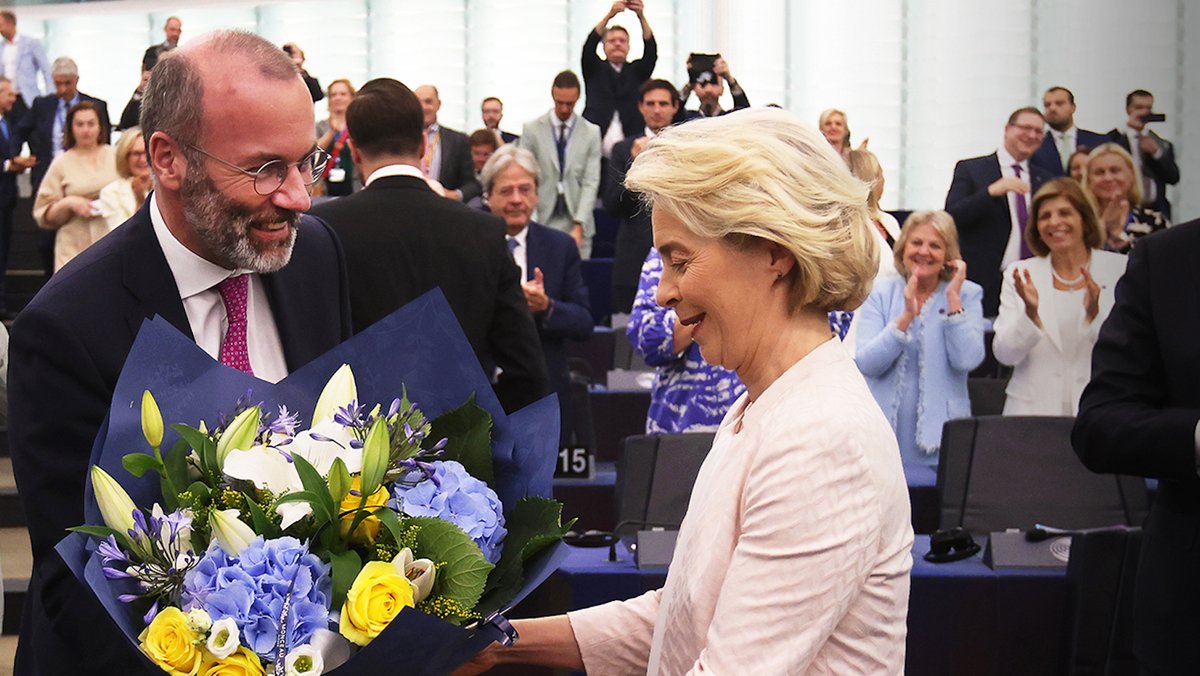 EVP-Chef Manfred Weber gratuliert Ursula von der Leyen mit einem Blumenstrauß zur Wiederwahl