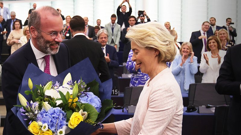 EVP-Chef Manfred Weber gratuliert Ursula von der Leyen mit einem Blumenstrauß zur Wiederwahl | Bild: Bayerischer Rundfunk 2024 EVP-Chef Manfred Weber gratuliert Ursula von der Leyen mit einem Blumenstrauß zur Wiederwahl