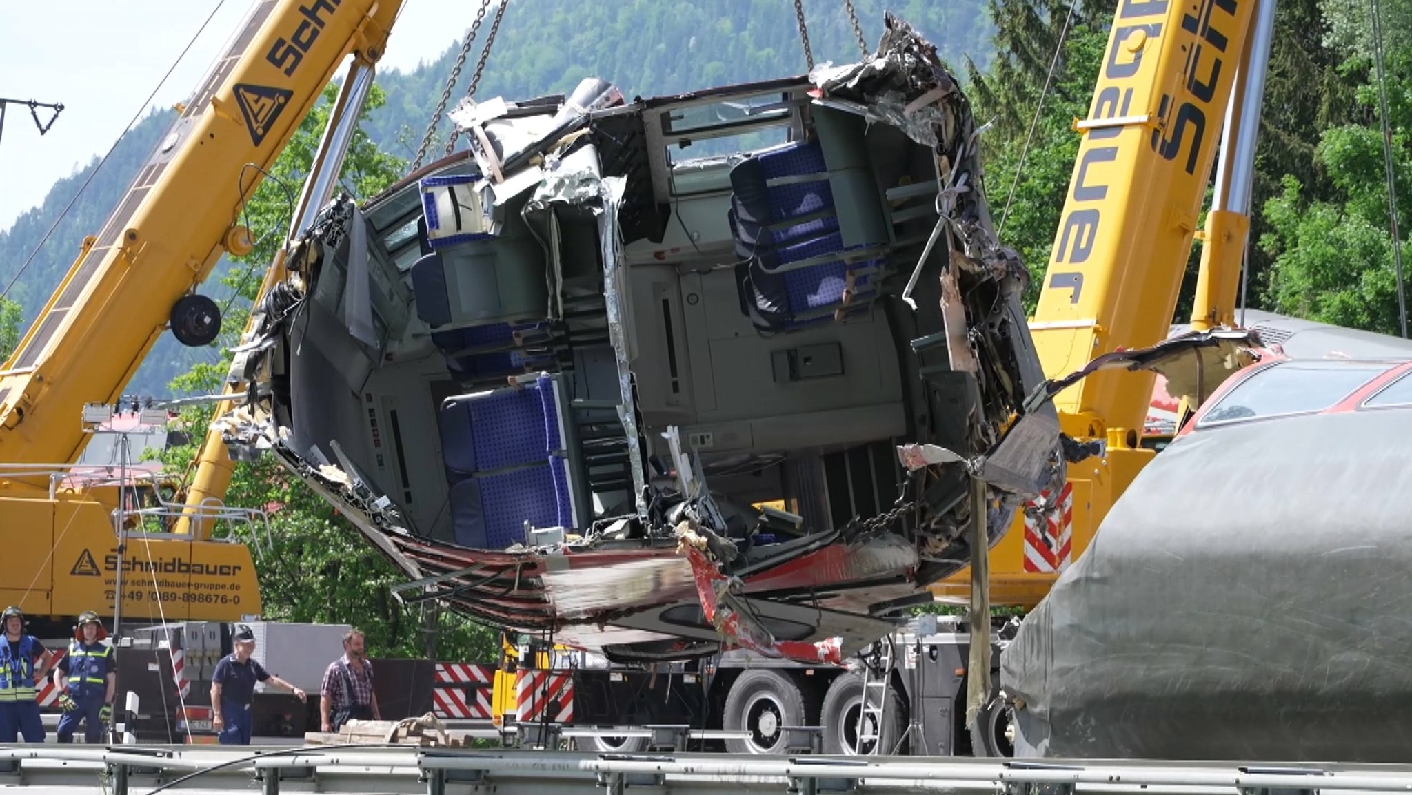 Nach dem schweren Zugunglück in Garmisch-Partenkirchen laufen jetzt die Aufräumarbeiten. Für die Einsatzkräfte geht es darum, so schnell wie möglich die Bahnstrecke und die danebenliegende Bundesstraße wieder frei zu bekommen. Ermittler versuchen außerdem, den Unfallhergang zu rekonstruieren. Und die Polizei machte heute genauere Angaben zu den fünf Todesopfern. Vermisst wird inzwischen niemand mehr.