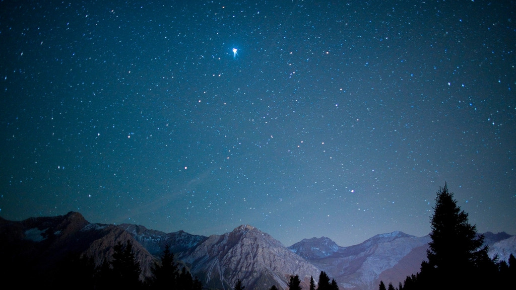 Der Sternenhimmel voller Sterne über den Alpen in der Schweiz