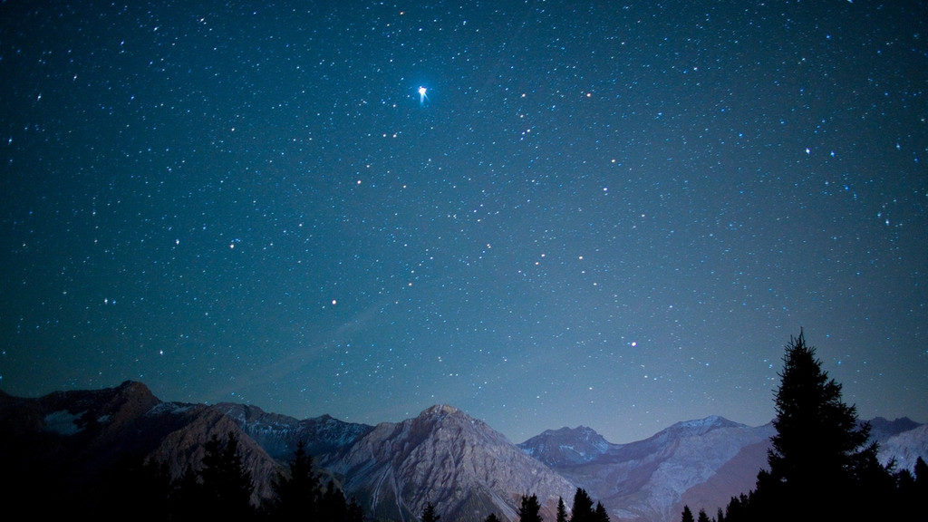 Der Sternenhimmel voller Sterne über den Alpen in der Schweiz | Bild: picture-alliance/dpa Der Sternenhimmel voller Sterne über den Alpen in der Schweiz