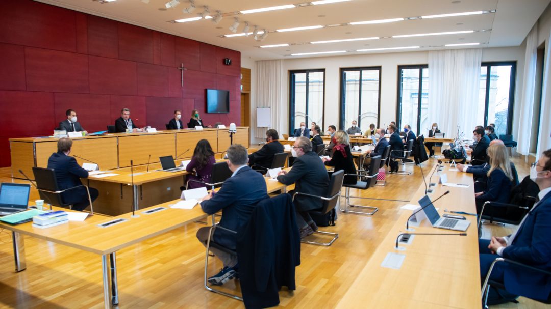 Der Untersuchungsausschuss zur CSU-Maskenaffäre hat sich im Bayerischen Landtag das erste Mal zusammengefunden.