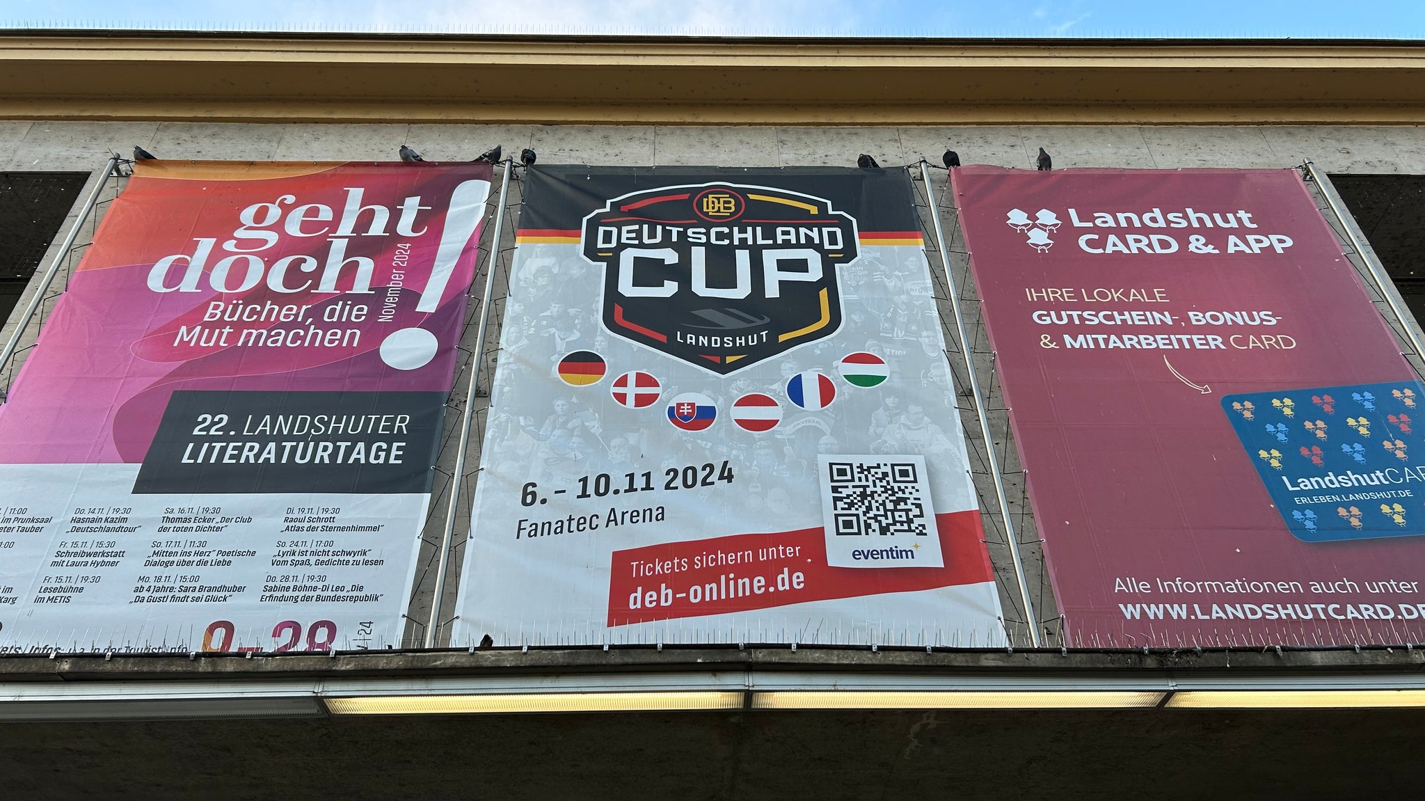 Plakat kündigt in Landshut den Deutschland Cup an.