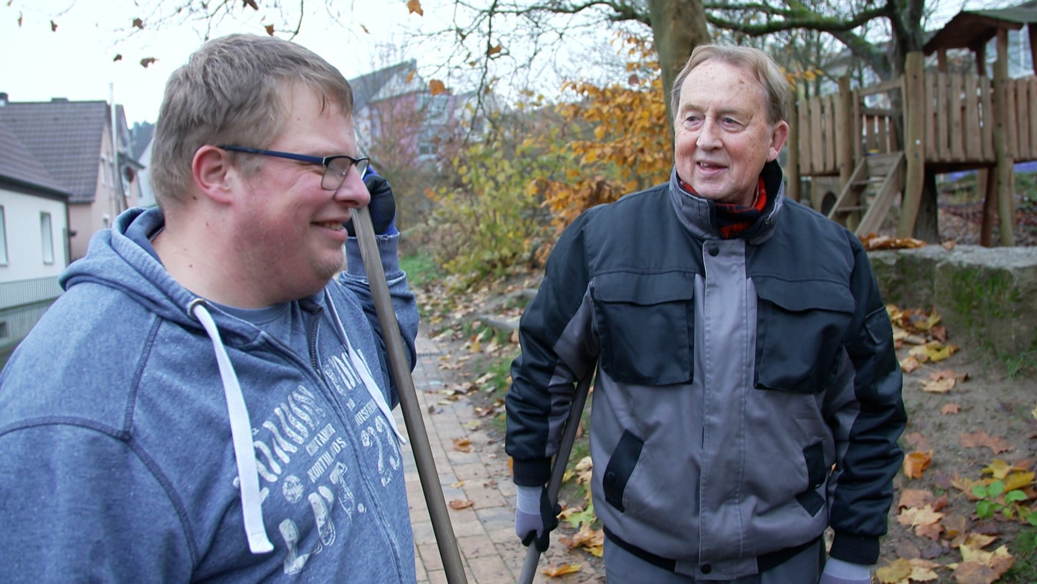 Ein eingespieltes Team: Stefan Zenker und Wolfgang Köbnik bei der Gartenarbeit