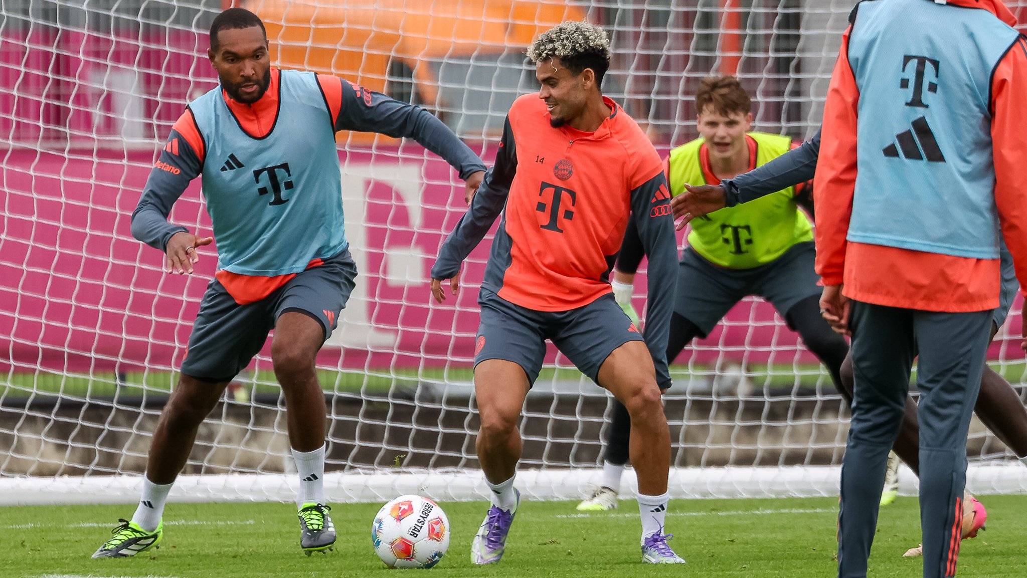 Jonathan Tah und Luis Díaz im Training | Bild: picture alliance / Eibner-Pressefoto | Eibner-Pressefoto/Jenni Maul Jonathan Tah und Luis Díaz im Training