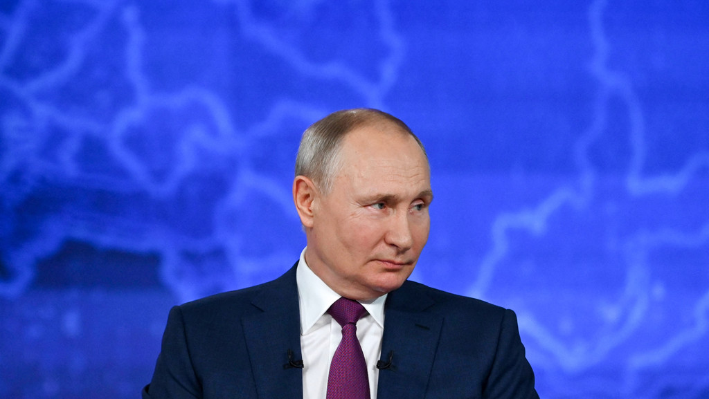 Der russische Präsident Wladimir Putin in einer Sendung im Staatsfernsehen. Über Jahre hat er unwahre Narrative über die Ukraine verbreitet.