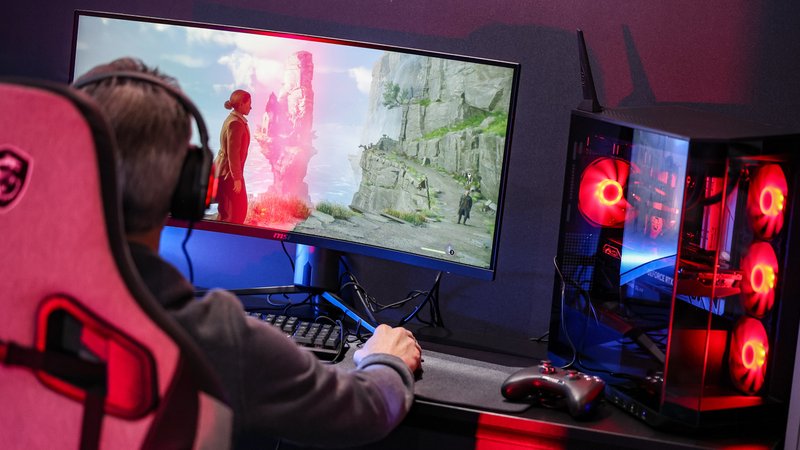 Mann an einem Gamer-PC | Bild: pa/dpa/ Jan Woitas Mann an einem Gamer-PC