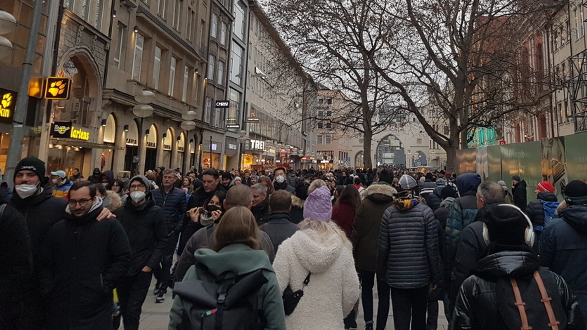 Viele Passanten in der Neuhauser Straße in München