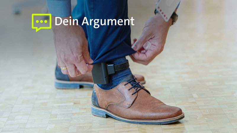 Eine Fußfessel am Bein ein Mannes (Archivbild) | Bild: dpa-Bildfunk/Andreas Arnold Eine Fußfessel am Bein ein Mannes (Archivbild)