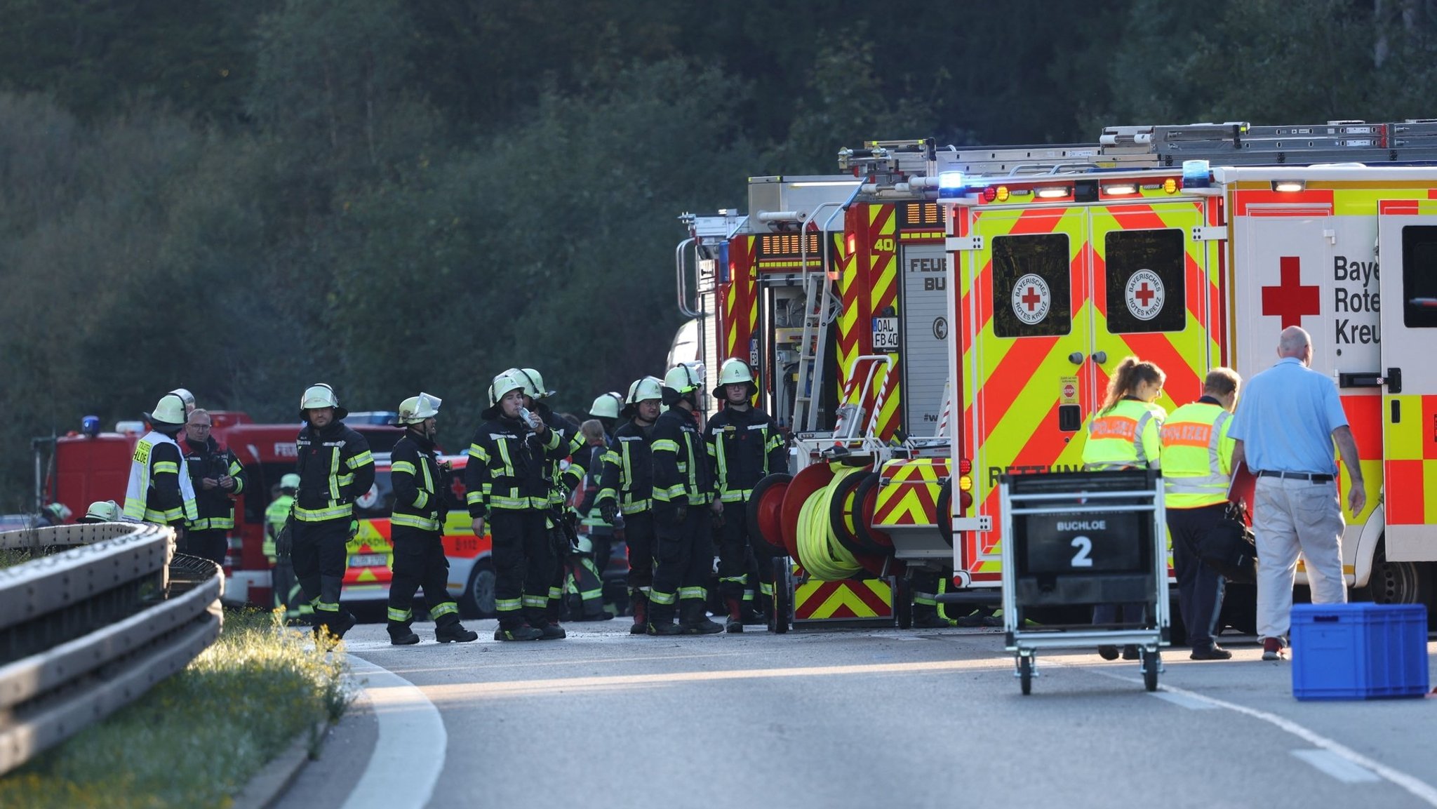 Auf der A96 im Ostallgäu ist am Morgen kurz nach 6 Uhr ein Reisebus schwer verunglückt. Zwei Menschen wurden getötet und mehrere verletzt. | Bild: dpa-Bildfunk/Karl-Josef Hildenbrand Auf der A96 im Ostallgäu ist am Morgen kurz nach 6 Uhr ein Reisebus schwer verunglückt. Zwei Menschen wurden getötet und mehrere verletzt.