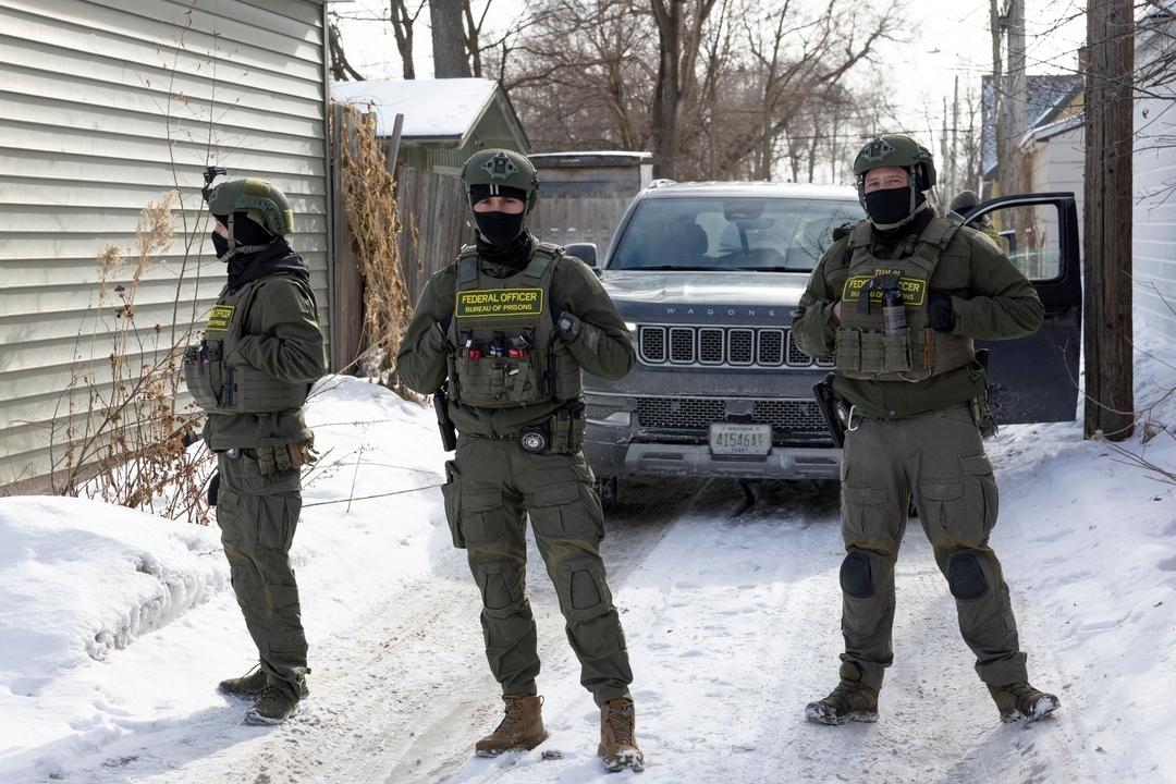 22.01.2026, USA, Minneapolis: Bundeseinwanderungsbeamte blockieren eine Gasse, bevor sie einen Mann und sein Kind in Minneapolis festnehmen
