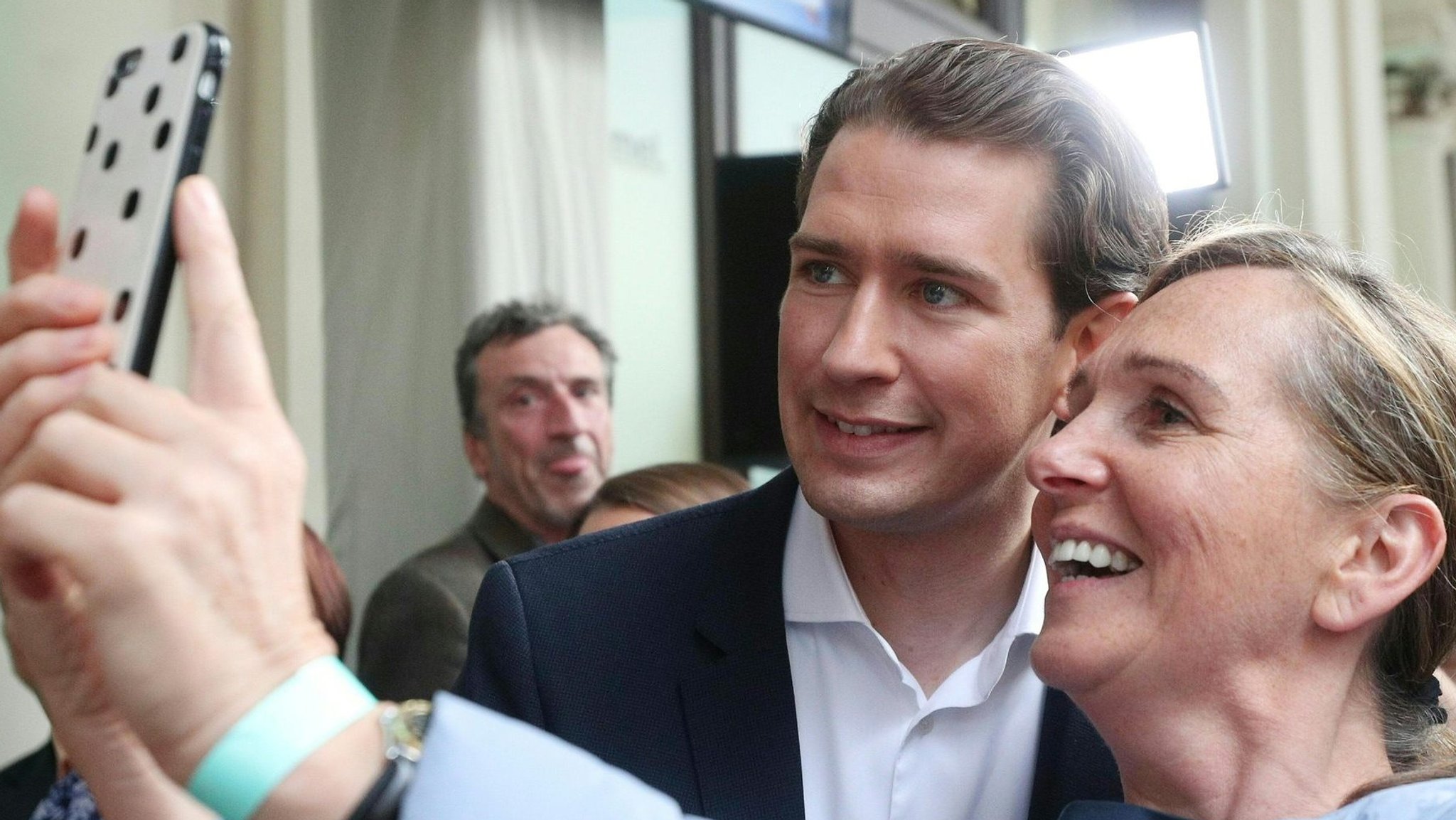 Österreichs Bundekanzler Sebastian Kurz mach ein Handybild mit einer Passantin.