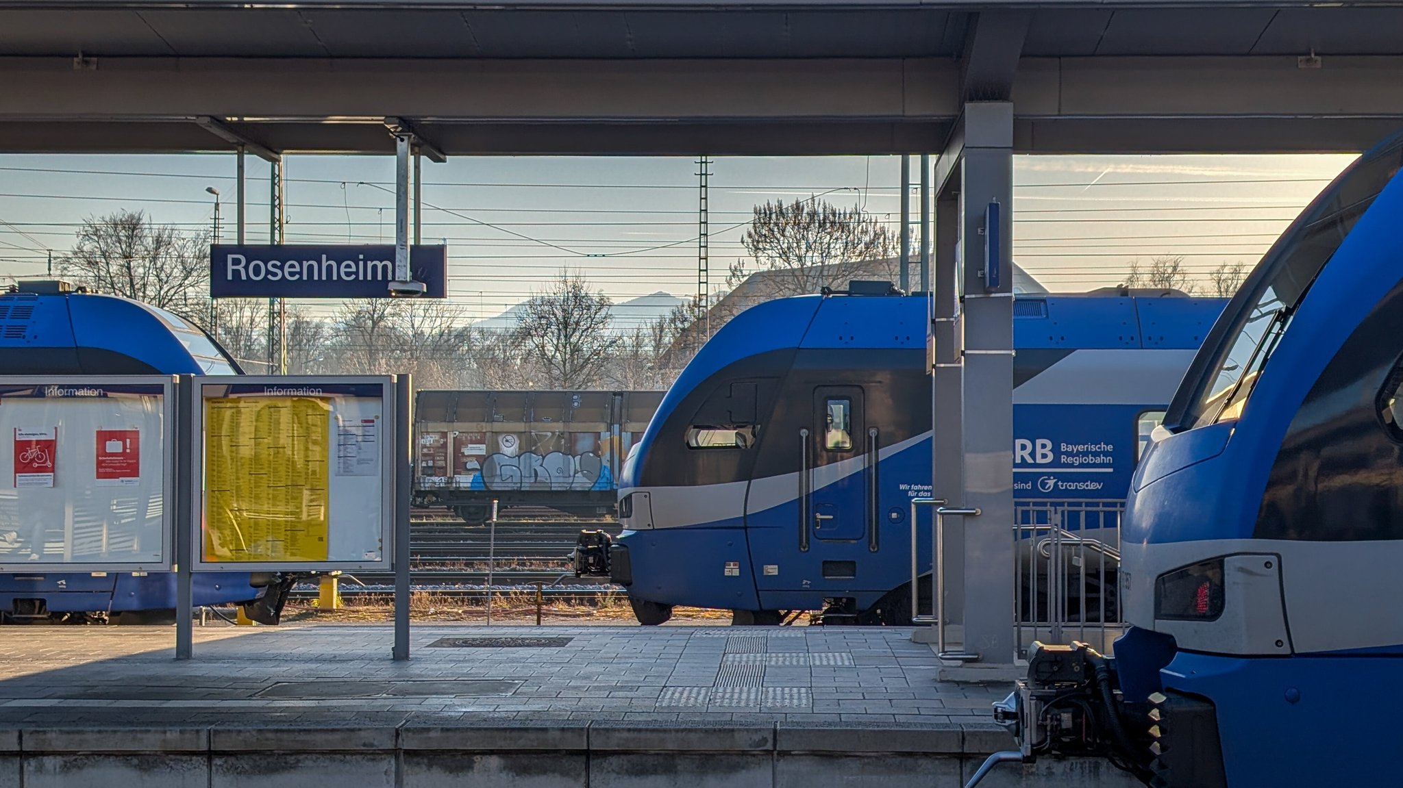 Züge stehen am Bahnhof in Rosenheim | Bild: picture alliance / NurPhoto | Michael Nguyen Züge stehen am Bahnhof in Rosenheim