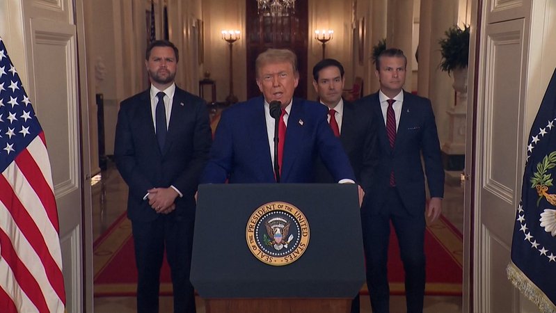 Präsident Donald Trump spricht am Samstag, den 21. Juni 2025, aus dem Ostzimmer des Weißen Hauses in Washington, nachdem das US-Militär drei iranische Nuklear- und Militäranlagen angegriffen hat. | Bild: picture alliance / ASSOCIATED PRESS | Carlos Barria Präsident Donald Trump spricht am Samstag, den 21. Juni 2025, aus dem Ostzimmer des Weißen Hauses in Washington, nachdem das US-Militär drei iranische Nuklear- und Militäranlagen angegriffen hat.