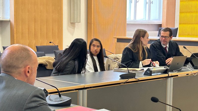 Die angeklagte Krankenpflegerin sitzt mit Übersetzerin und ihren Anwälten im Gerichtssaal. | Bild: BR/Corinna Ballweg Die angeklagte Krankenpflegerin sitzt mit Übersetzerin und ihren Anwälten im Gerichtssaal.