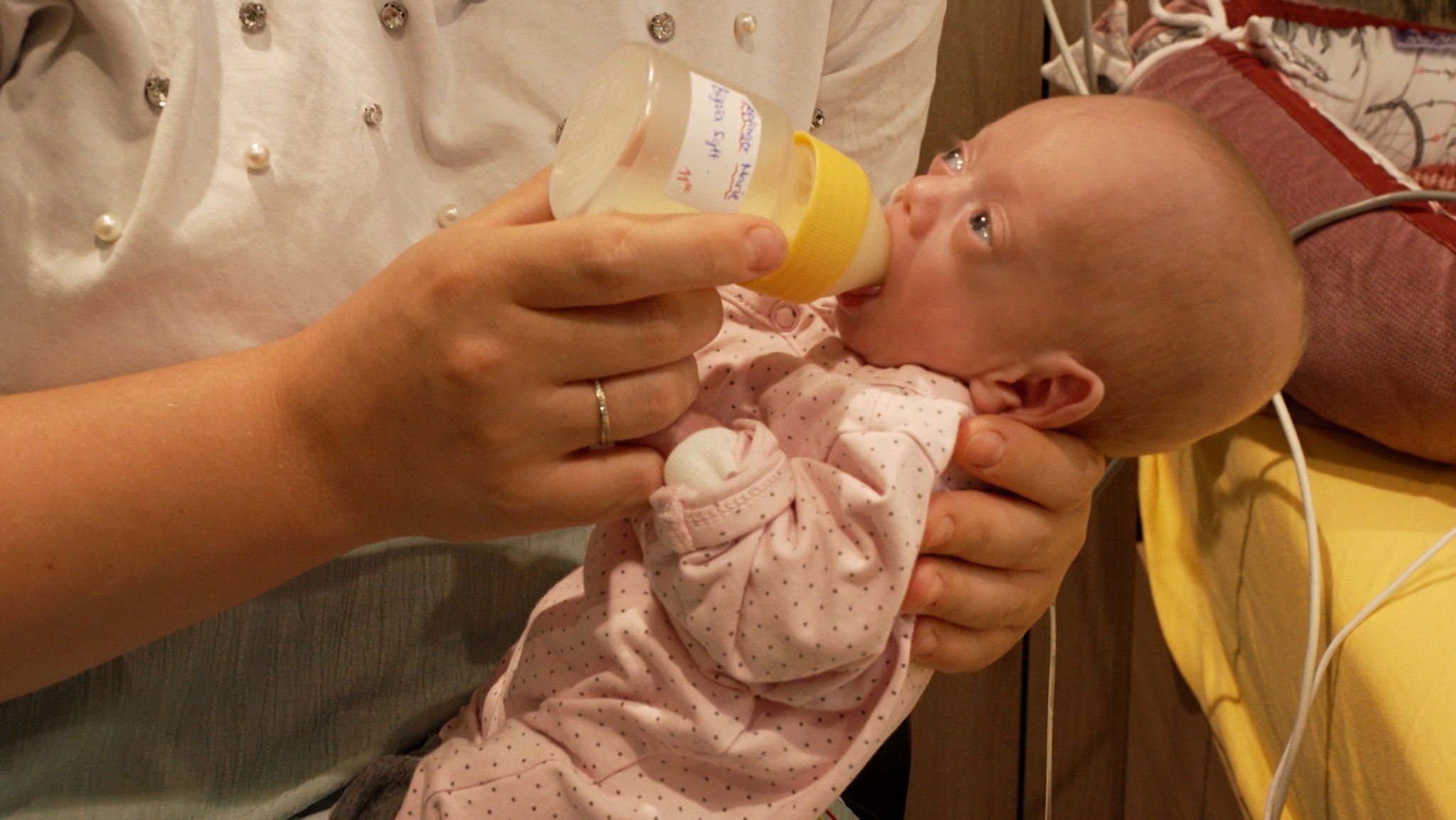 Frühchen Marie trinkt aus einer Flasche | Bild: BR Frühchen Marie trinkt aus einer Flasche