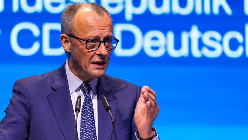 Bundeskanzler Merz von der CDU hat beim Deutschlandtag der Jungen Union in Rust die Rentenpläne der Koalition verteidigt. | Bild: picture alliance/dpa | Philipp von Ditfurth Bundeskanzler Merz von der CDU hat beim Deutschlandtag der Jungen Union in Rust die Rentenpläne der Koalition verteidigt.