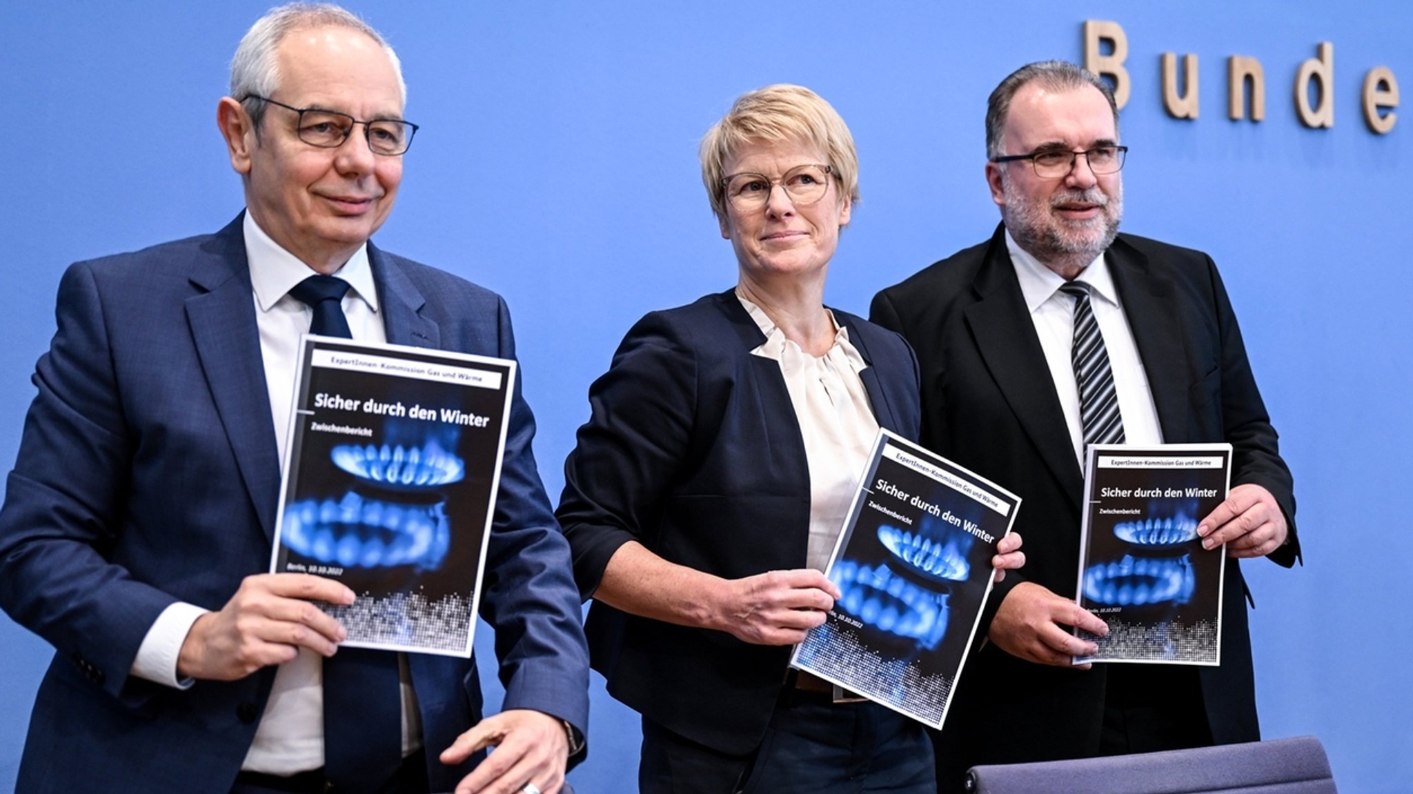 10.10.2022, Berlin: Michael Vassiliadis (l-r), Vorsitzender der Industriegewerkschaft Bergbau, Veronika Grimm, Mitglied im Sachverständigenrat der Bundesregierung, Chemie, Energie (IG BCE), Siegfried Russwurm, Präsident des Bundesverbands der Deutschen Industrie e. V. (BDI) stellen bei der Pressekonferenz den Zwischenbericht der Kommission Erdgas und Wärme vor. Die Ampelkoalition hat angekündigt, Verbraucher und Unternehmen wegen der steigenden Energiepreise zu unterstützen. Foto: Britta Pedersen/dpa +++ dpa-Bildfunk +++