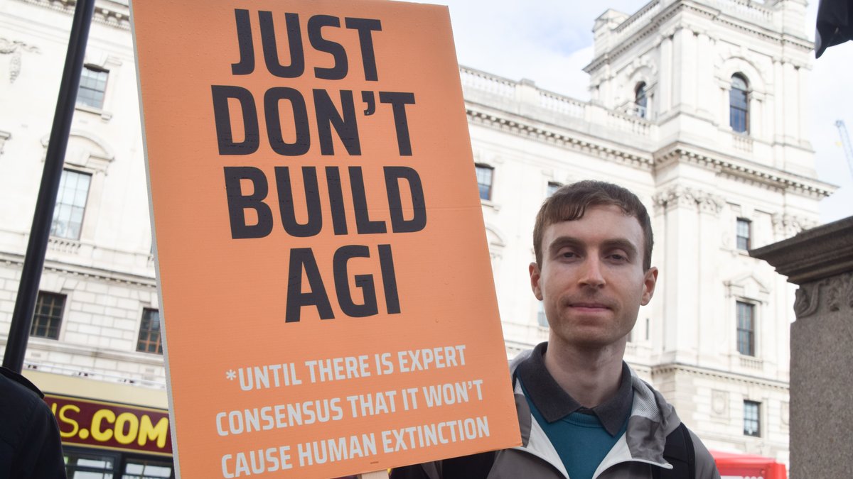 Ein Demo-Teilnehmer protestiert in London gegen die Forschung an sogenannter "Artificial General Intelligence" (AGI).