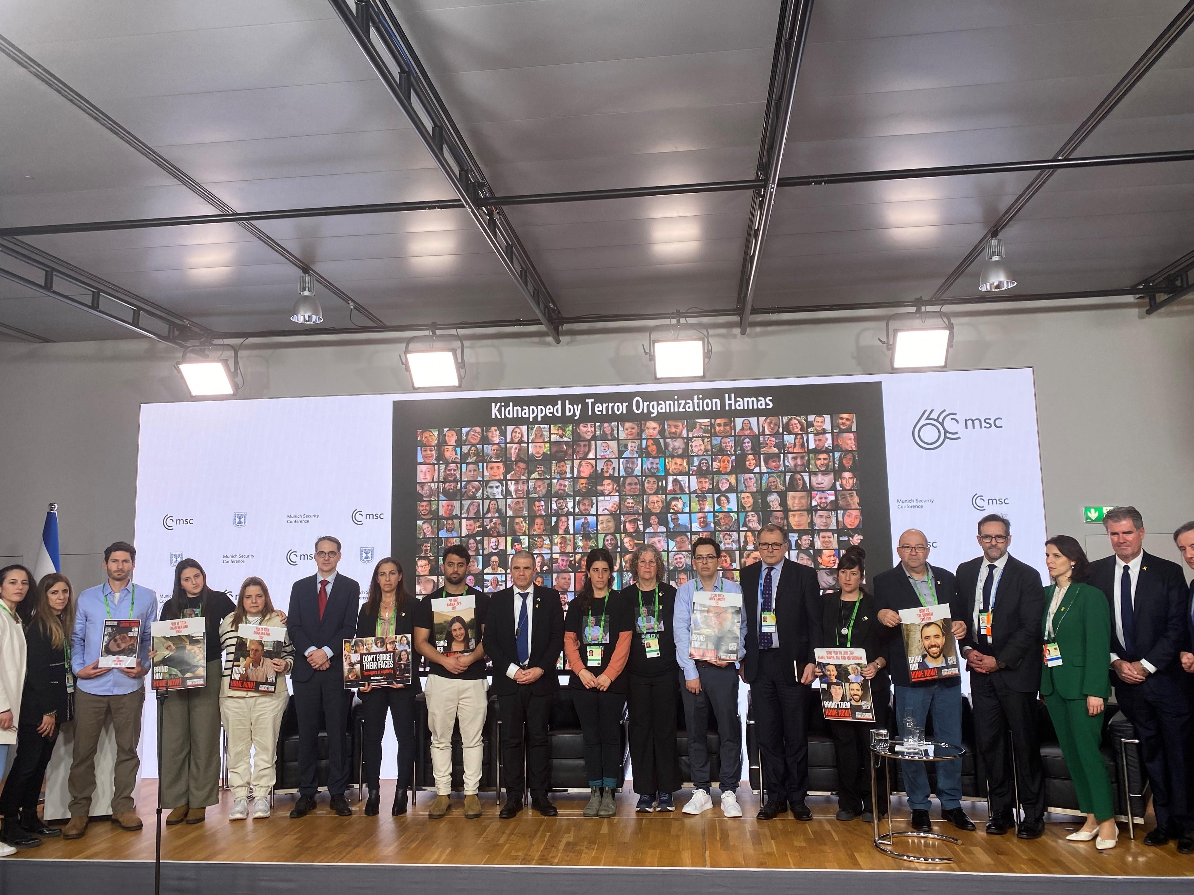 Ehemalige Geiseln, Angehörige von Verschleppten und israelische Politiker