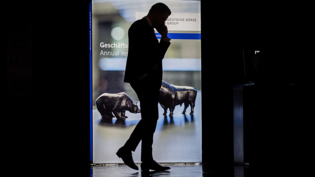 Ein Mann geht an einem Aufsteller der Deutschen Börse mit "Bulle und Bär" vorbei (Archivbild)