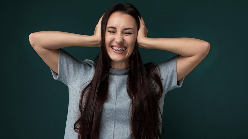 Dauerbeschallung auf sozialen Medien: Das kann anstrengend sein. | Bild: picture alliance / Zoonar | Ivan Traimak Dauerbeschallung auf sozialen Medien: Das kann anstrengend sein.