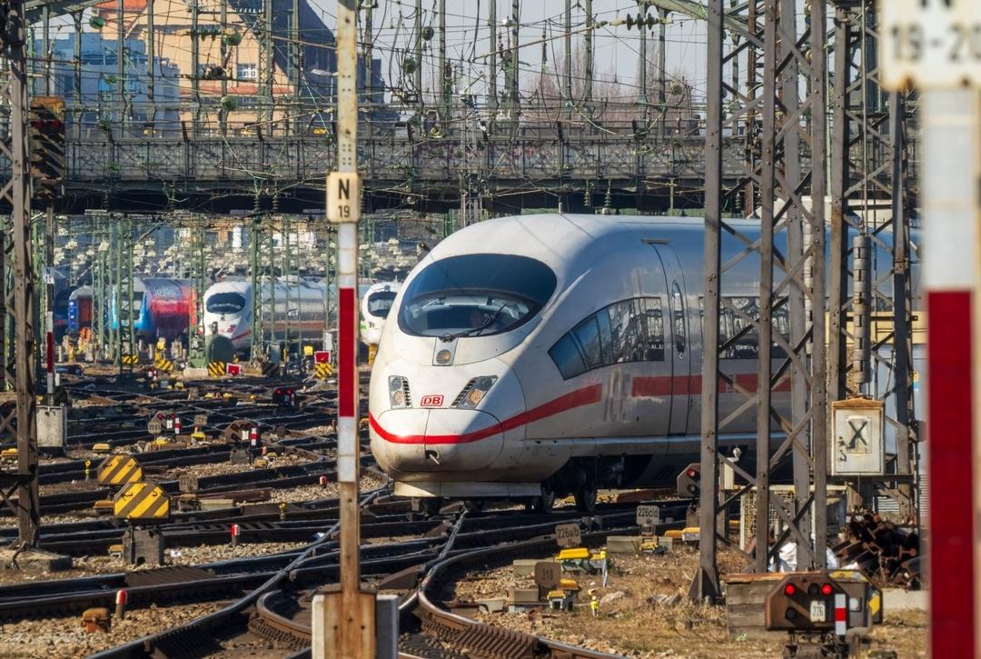 ICE-Züge fahren hinter dem Münchner Hauptbahnhof | Bild:Peter Kneffel/dpa