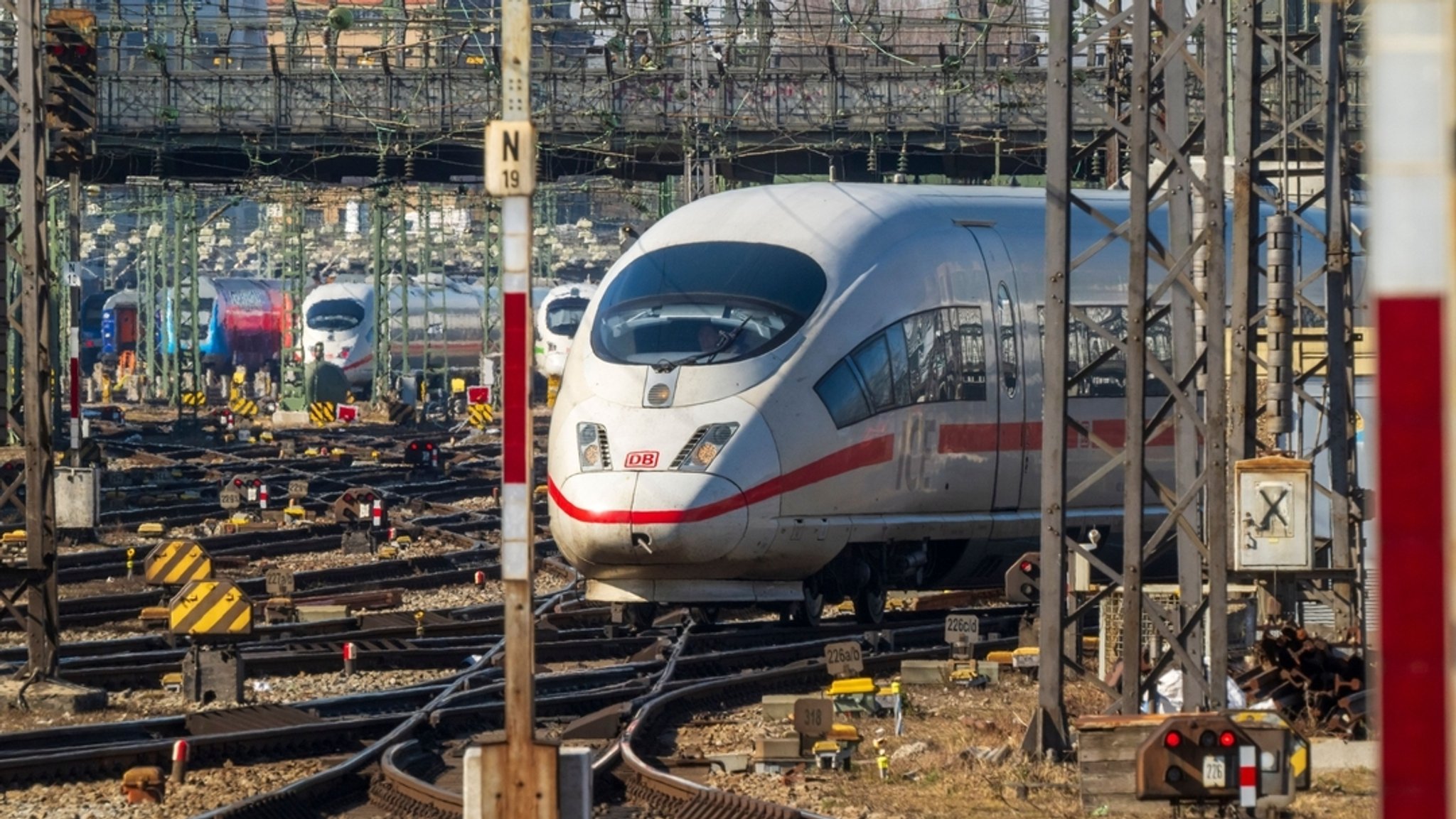 ICE-Züge fahren hinter dem Münchner Hauptbahnhof