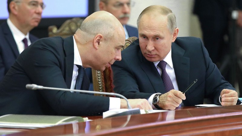 Die beiden Politiker nebeneinander an einem Tisch | Bild: Michail Klimentjew/Picture Alliance Die beiden Politiker nebeneinander an einem Tisch