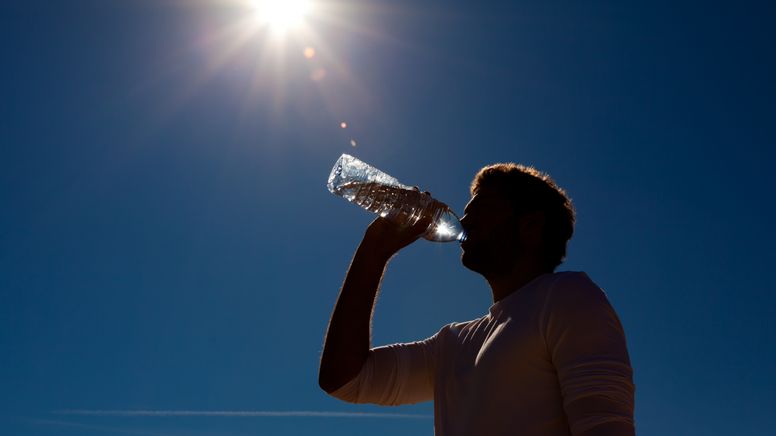 Ein Mann trinkt aus einer Wasserflasche (Symbolbild) | Bild:stock.adobe.com/Kzenon