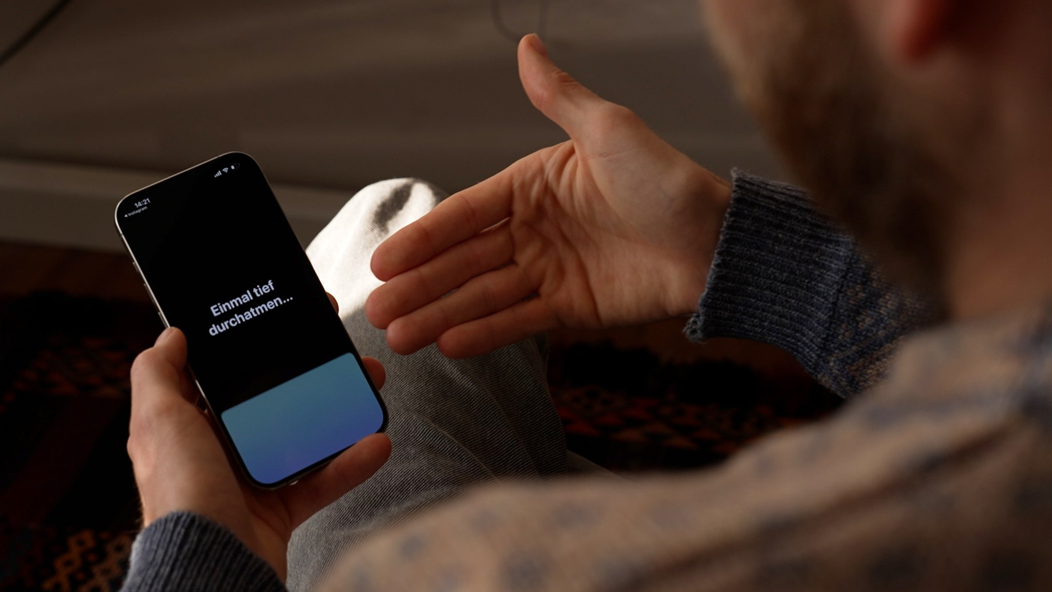 Smartphone. Auf dem Display steht "Einmal tief durchatmen ..."