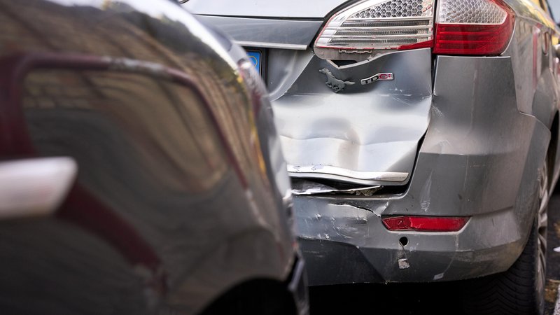 Symbolfoto Autounfall, zwei Fahrzeuge stehen aneinander mit einer Beschädigung. Totalschaden | Bild: picture alliance / CHROMORANGE | Michael Bihlmayer Symbolfoto Autounfall, zwei Fahrzeuge stehen aneinander mit einer Beschädigung. Totalschaden
