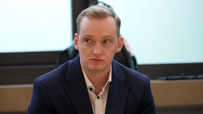 Drei Jahre nach dem Tod der Studentin Hanna aus Aschau im Chiemgau ist der Prozess neu aufgerollt worden. Auf der Anklagebank sitzt der Mann, der vergangenes Jahr wegen Mordes zu neun Jahren Haft verurteilt worden war. | Bild: BR Drei Jahre nach dem Tod der Studentin Hanna aus Aschau im Chiemgau ist der Prozess neu aufgerollt worden. Auf der Anklagebank sitzt der Mann, der vergangenes Jahr wegen Mordes zu neun Jahren Haft verurteilt worden war.