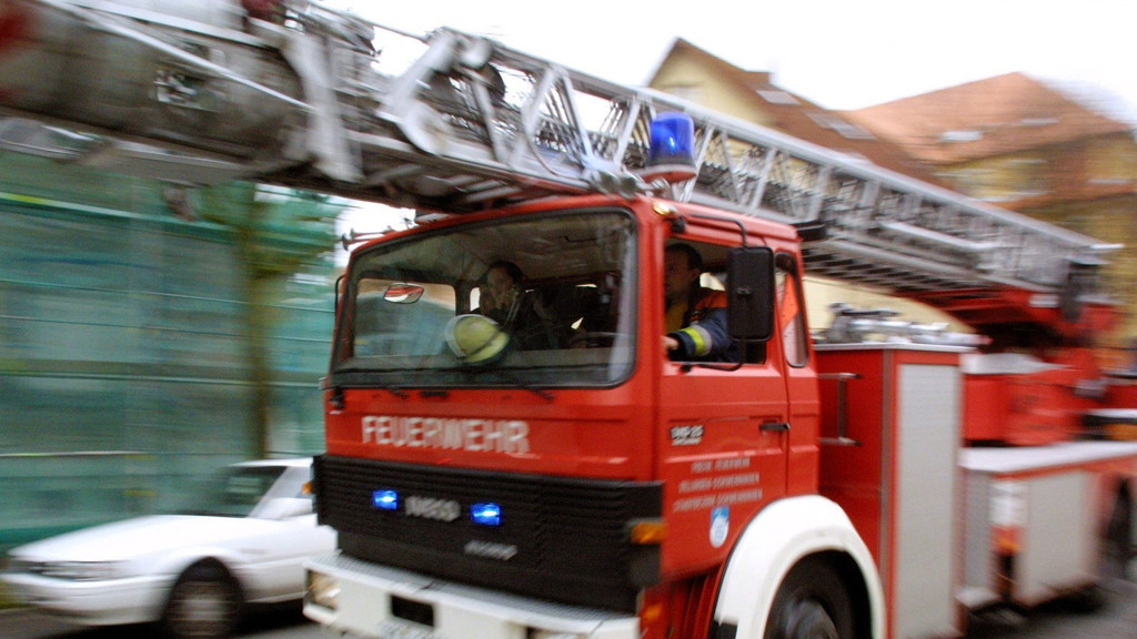 Feuerwehrfahrzeug mit Drehleiter (Symbolbild)