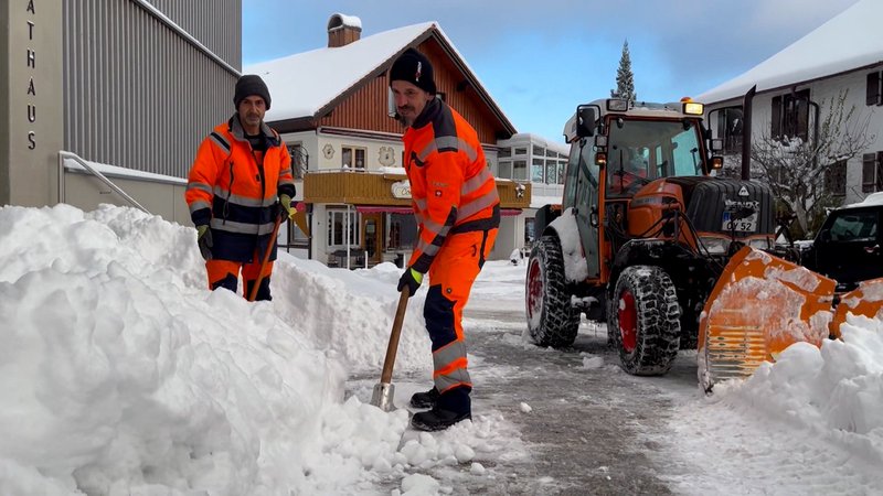 Einsatzkräfte beim Schneeschippen | Bild: BR Einsatzkräfte beim Schneeschippen