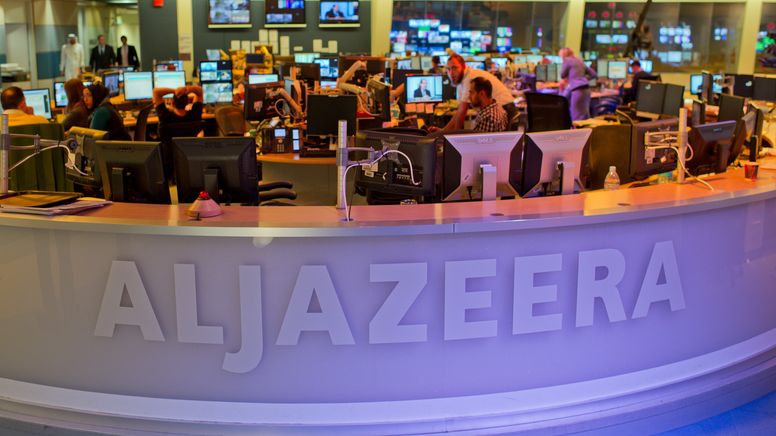 Archivbild: Journalisten arbeiten am Dienstag (05.06.2012) in Doha, der Hauptstadt von Katar, in einem Newsroom des arabischen Nachrichtensenders Al-Dschasira. | Bild:picture alliance / dpa | Tim Brakemeier